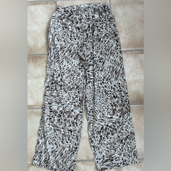 Pink Pajamas Brown/Tan Leopard Soft Buttery Smooth Casual Sateen Button Up; M - Picture 6 of 9